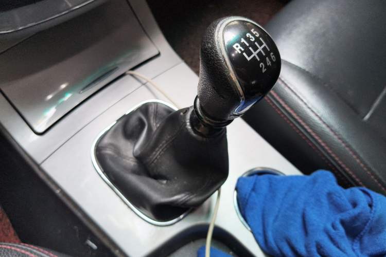 Used JAC Group T6 2015 2.8T Diesel Flagship Long-Wheelbase HFC4DA1-2C