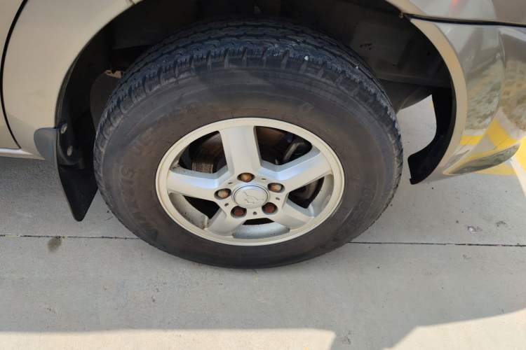 Used SAIC MAXUS Xintu V80  Right Front Wheel Hub