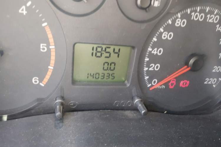 Used Ford Transit Custom 2016 2.2T Short-Wheelbase 6-Seater Mid-Roof Multi-Purpose Vehicle Odometer Close Up