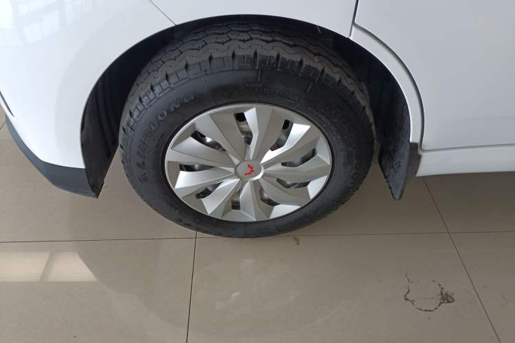 Used Wuling Yangguang 2024 300KM Comfort Version Passenger Van 75kW Left Front Wheel Hub