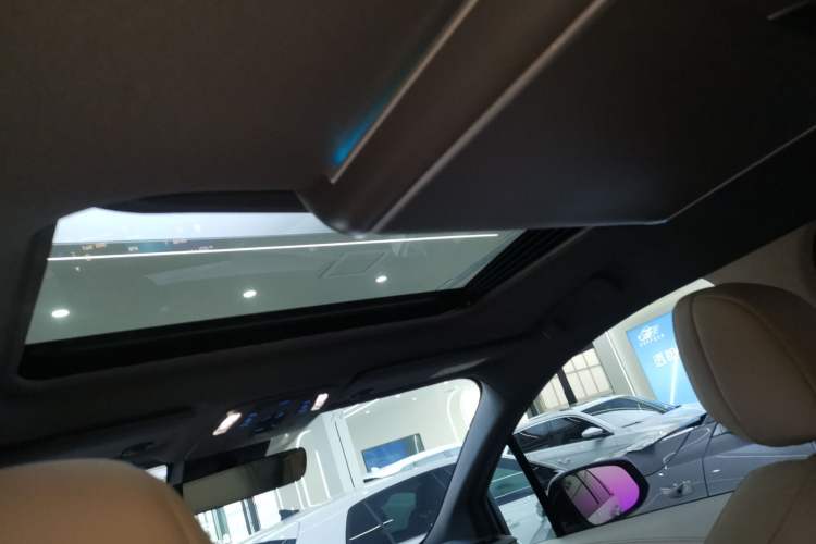 Used Toyota Granvia 2022 2.5L Hybrid Premium Edition
