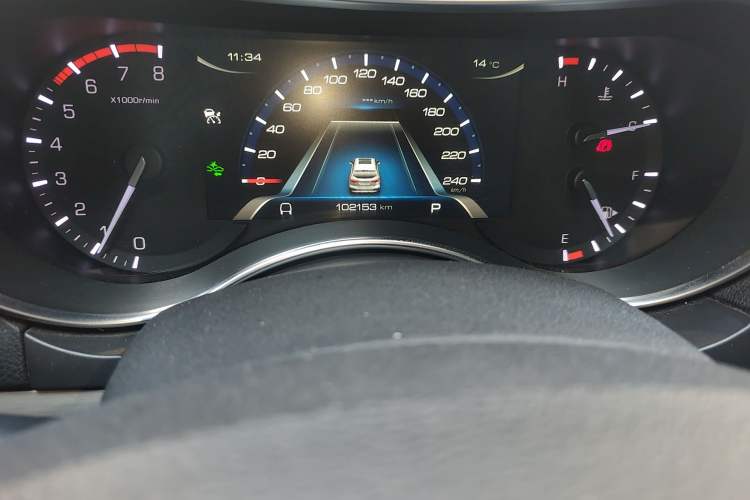 Used Haval H8 2017 2.0T Gasoline Two-Wheel Drive Smart Edition Odometer Close Up