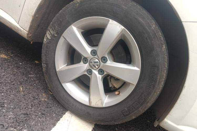 Used Volkswagen Lavida 2015 1.6L Automatic Fashion Edition Right Front Wheel Hub