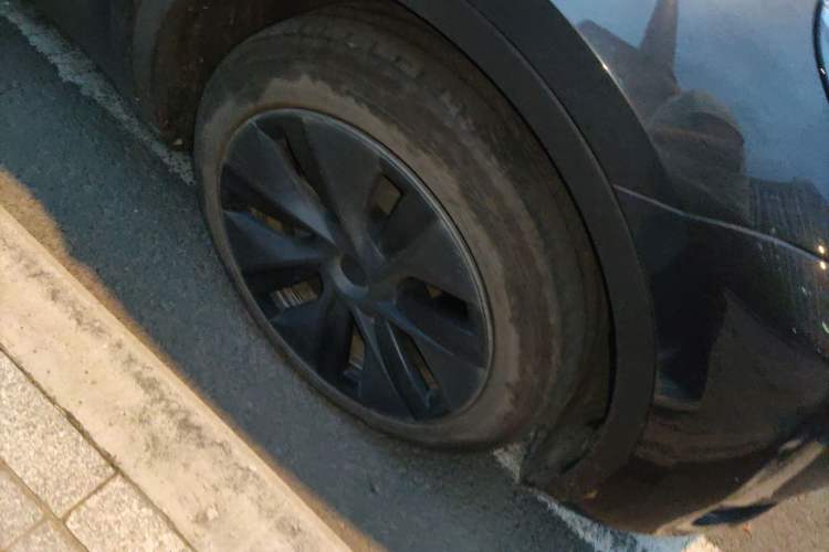 Used Tesla Model Y 2024 Rear-Wheel-Drive Version Right Front Wheel Hub