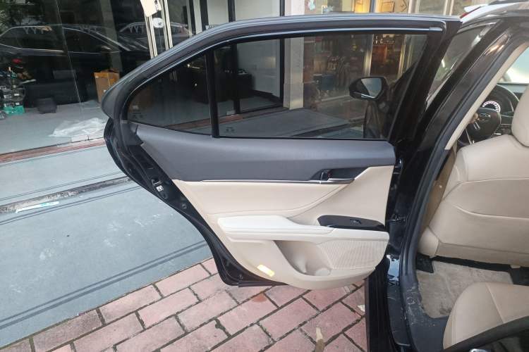 Used Toyota Camry 2018 2.0E Leading Edition