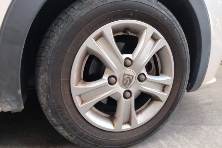Used Baojun 310 2017 1.5L Automatic Fashion Model Right Front Wheel Hub