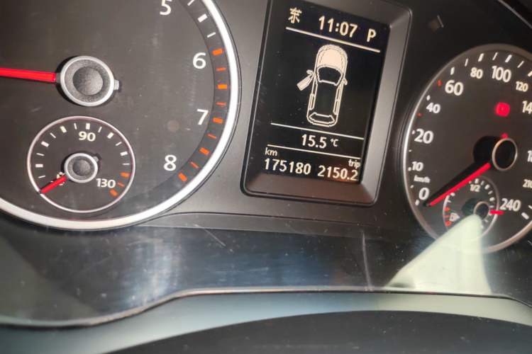 Used Volkswagen Tiguan 2009 2.0 TSI Comfort Edition Odometer Close Up