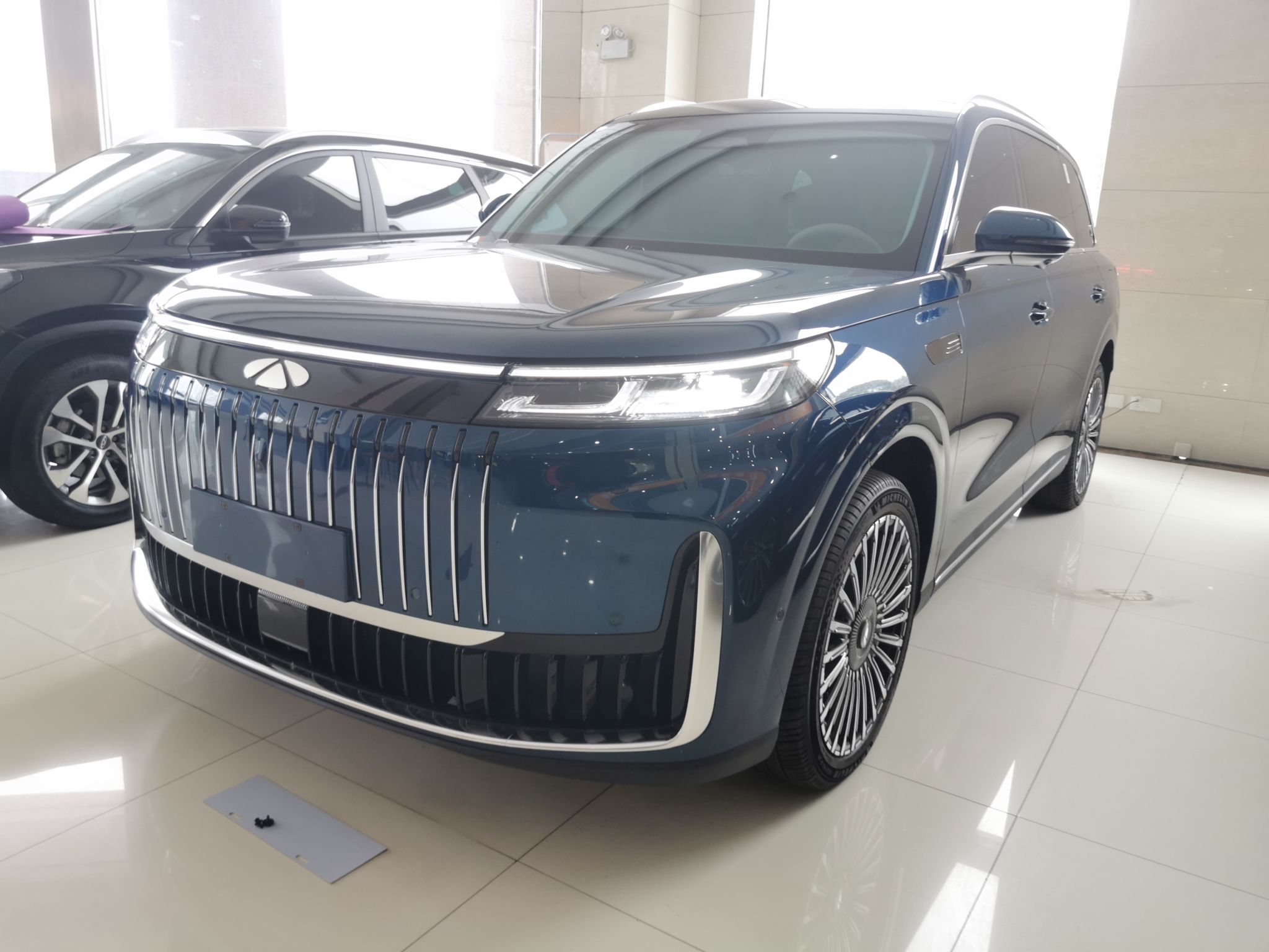 تحت مقدمة السيارة