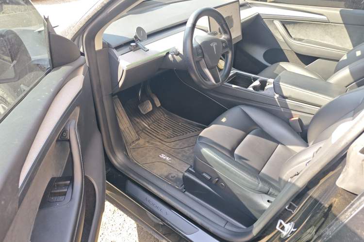 Used Tesla Model Y 2023 Long-Range All-Wheel-Drive Version
