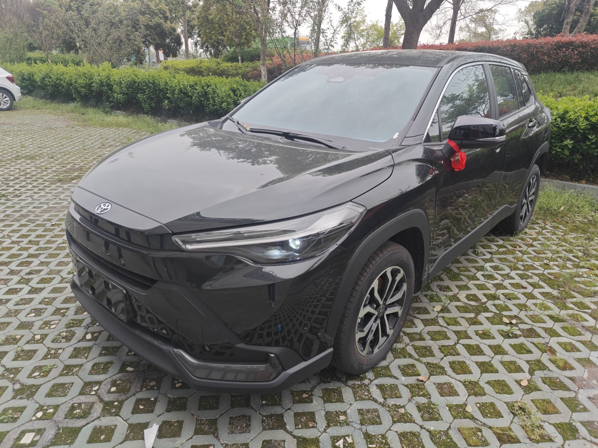 Под передней частью автомобиля