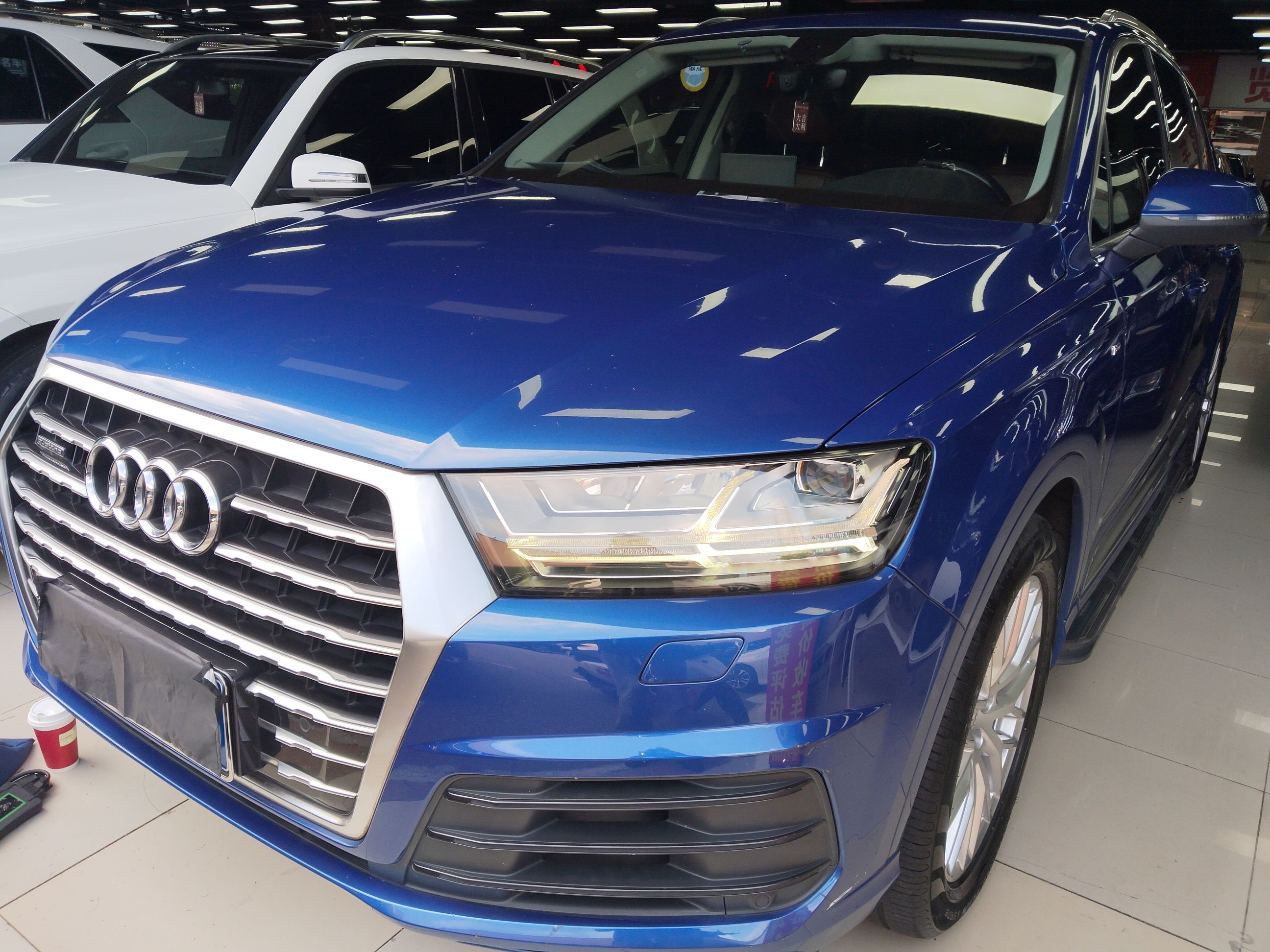 تحت مقدمة السيارة