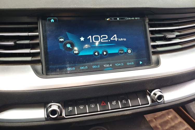 Used Haval H6 2017 Red Label 2.0T Automatic Two-Wheel Drive ZhiShang Model Audio And AC Panel