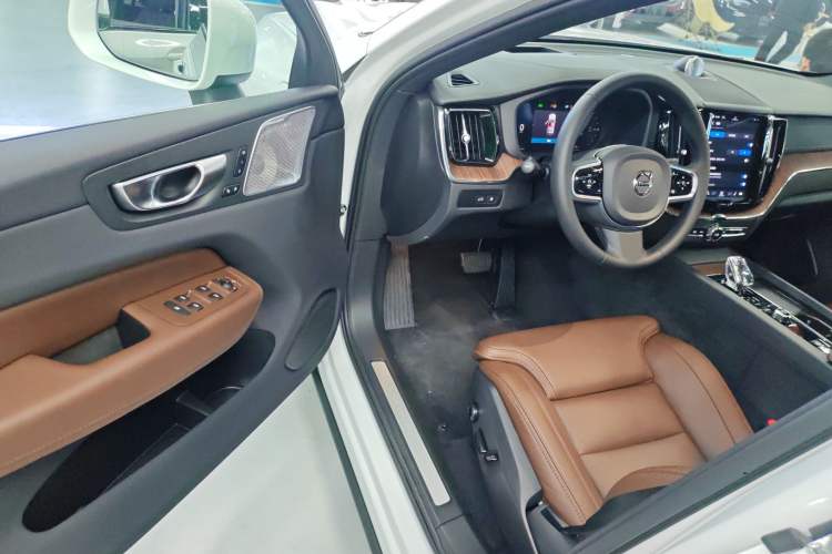 Used Volvo XC60 New Energy 2023 T8 Plug-in Hybrid Long-Range All-Wheel Drive Intelligent Luxury and Enjoyment Edition
