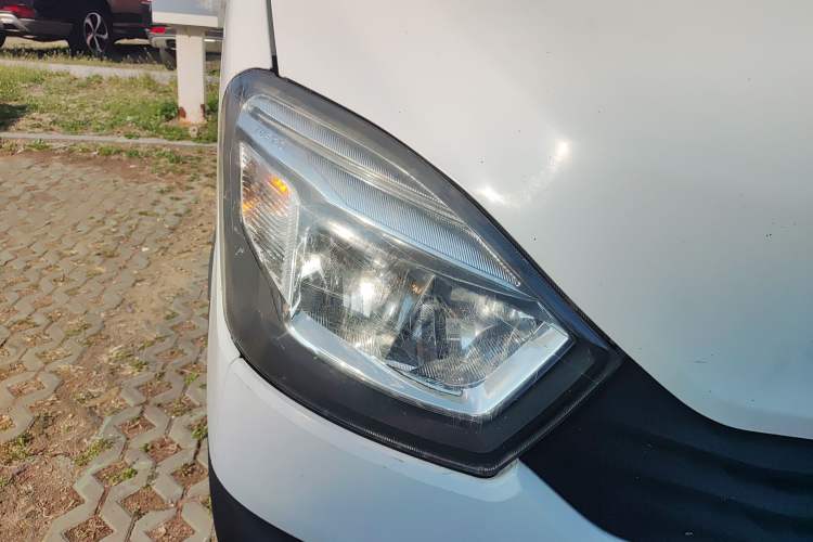 Used Iveco Eurocargo 2018 2.3T Long Wheelbase Short Overhang Multi-Purpose Vehicle with Side Sliding Door F1A Right Front Headlight