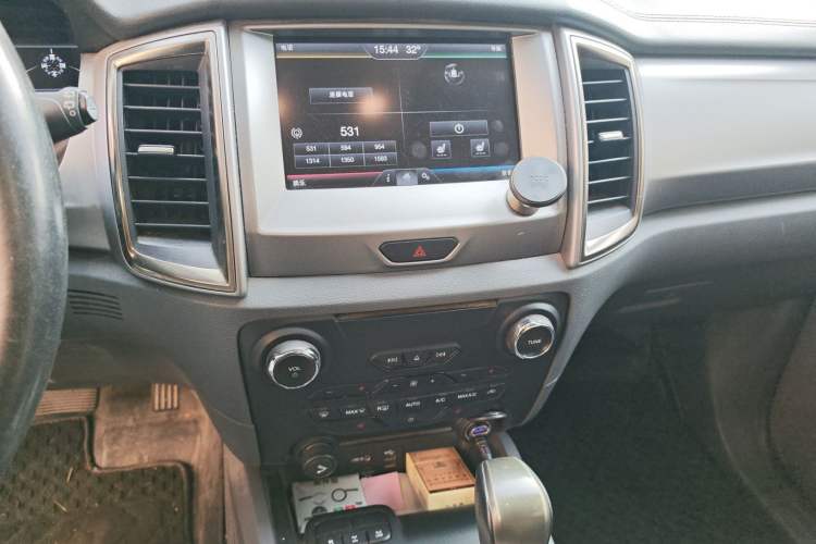 Used Ford Everest 2016 2.0T Gasoline Automatic 4x4 Luxury Edition Audio And AC Panel