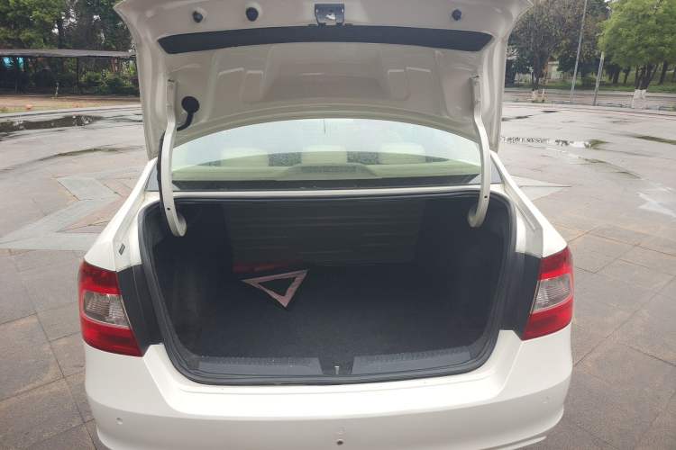 Used Skoda Rapid 2013 1.6L Automatic Smart Selection Model
