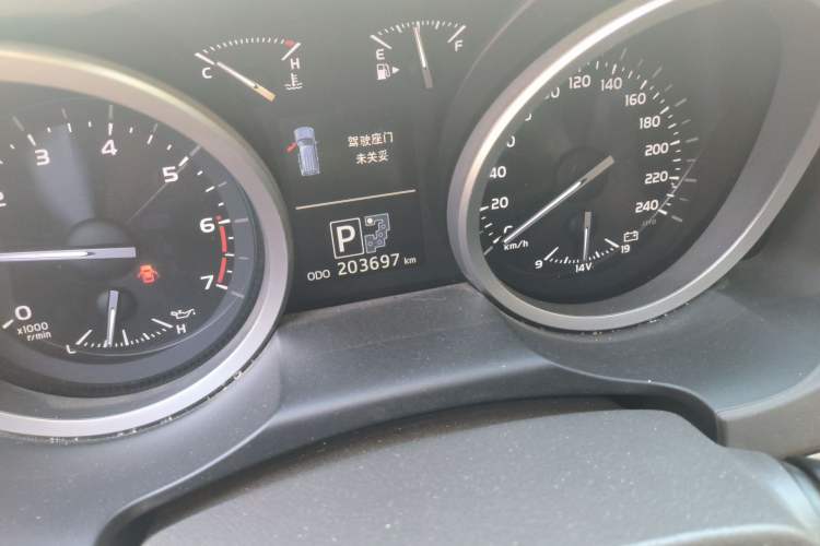 Used Toyota Land Cruiser 2012 4.6L Automatic VX-R Odometer Close Up