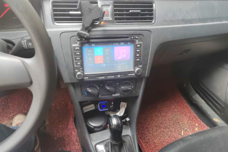 Used Volkswagen Santana 2015 1.6L Automatic Fashion Edition Audio And AC Panel