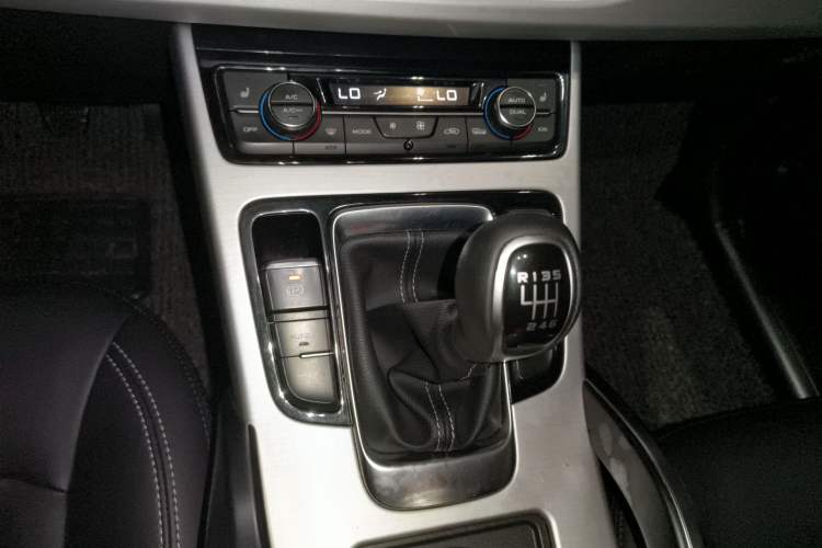 Used Geely Auto Emgrand X7 Sport 2016 1.8TD Manual Smart Edition Gear Lever