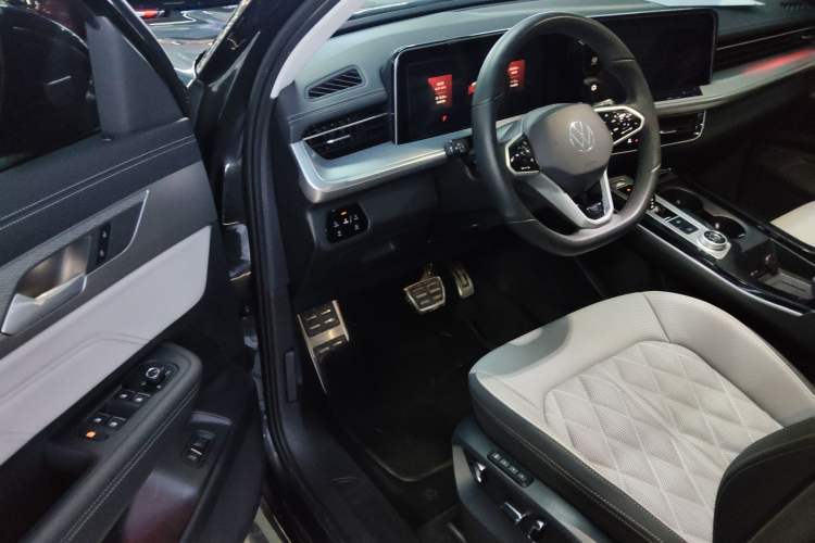 Used Volkswagen Tavendor 2024 Facelifted 380TSI All-Wheel Drive R-Line Cruise Premium Edition