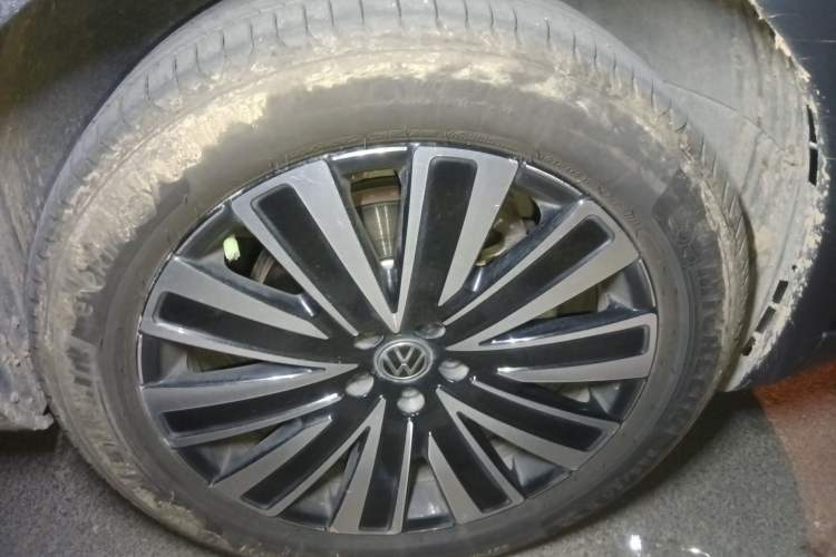 Used Volkswagen Tavendor 2023 330TSI Luxury Touring Edition Right Front Wheel Hub
