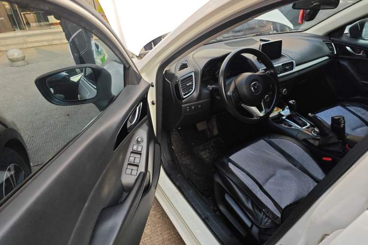 Used Mazda Mazda 3 Axela 2014 Sedan 1.5L Automatic Luxury Model
