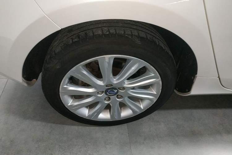 Used Volvo V40 2015 1.6T Zhiyi Edition Right Rear Wheel Hub