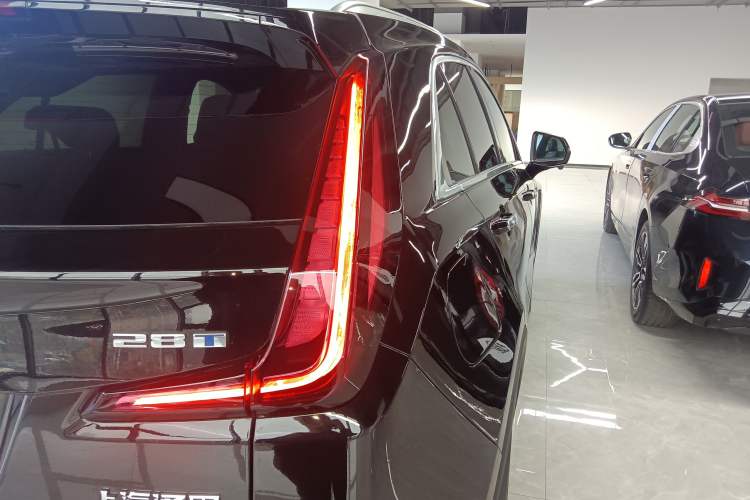 Used Cadillac XT4 2023 28T Two-Wheel-Drive Luxury Version
