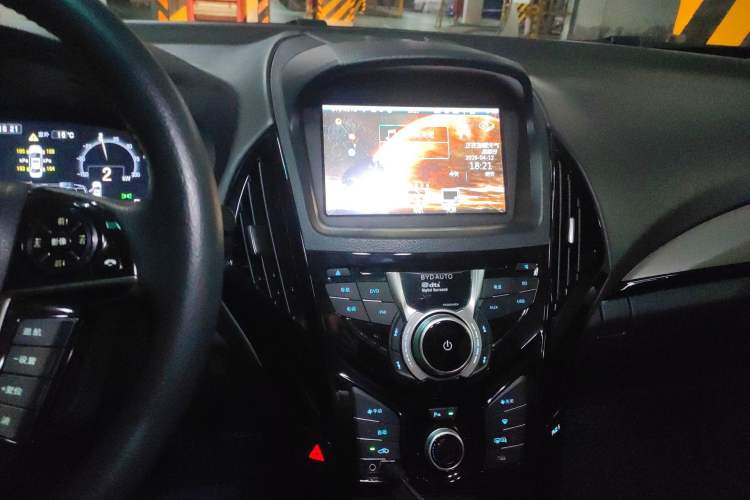 Used BYD Qin New Energy 2015 1.5T Dual-Crown Flagship Plus Edition Audio And AC Panel