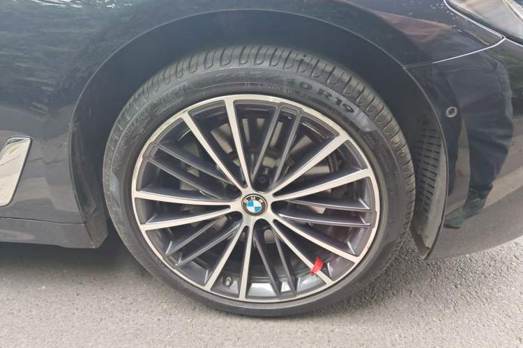 Used BMW 5 Series 2022 Restyled 530Li Leading Edition M Sport Package Right Front Wheel Hub