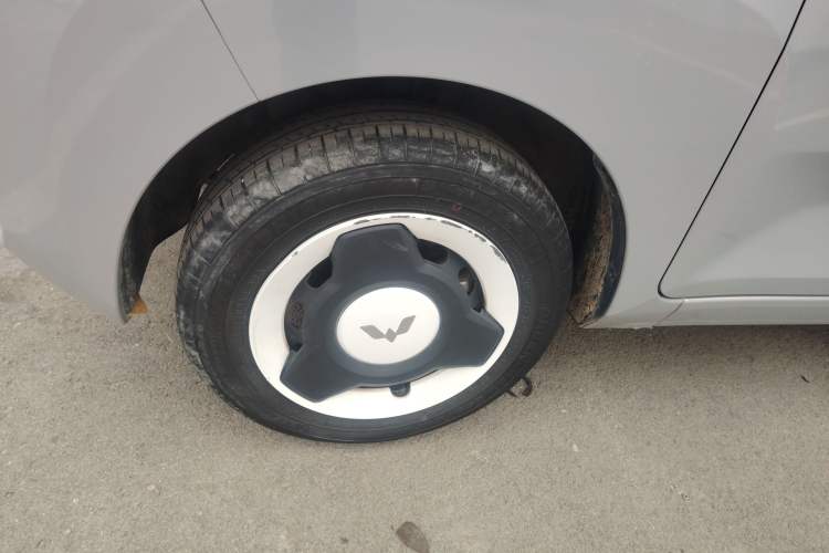 Used Wuling Hongguang MINIEV 2022 Macaron Fashion Model Lithium Iron Phosphate Left Front Wheel Hub