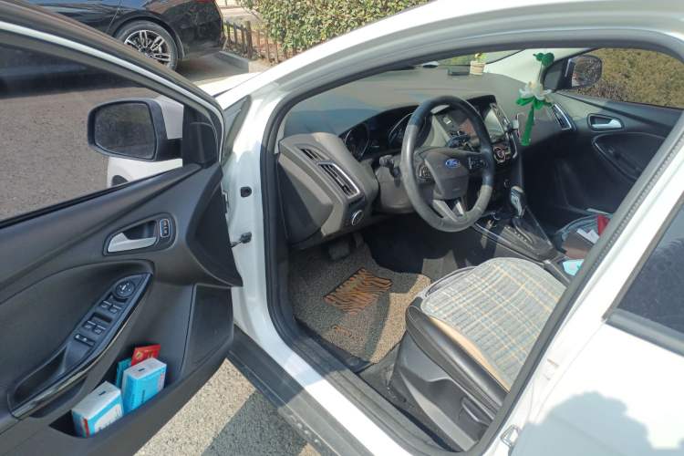 Used Ford Focus 2015 Hatchback 1.6L Automatic Fashion Edition
