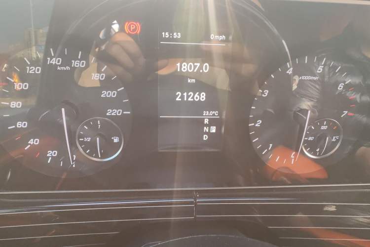 Used Mercedes-Benz Vito 2023 2.0T Business Version 7 Seats Odometer Close Up