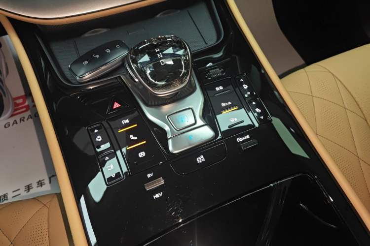 Used Denza D9 2024 DM-i 1050 Luxury Model
