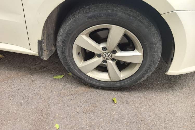 Used Volkswagen Lavida 2013 Revised Classic 1.6L Manual Fashion Edition Right Front Wheel Hub