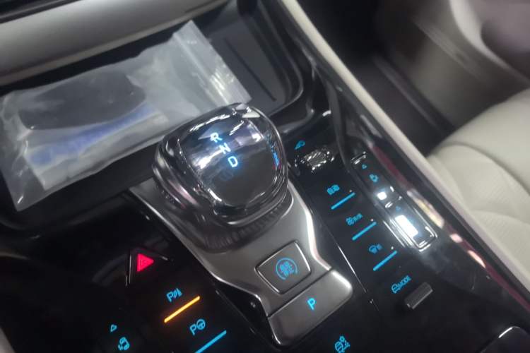 Used Denza D9 2025 DM-i Intelligent Drive 1020 Four-Wheel Drive Flagship Model