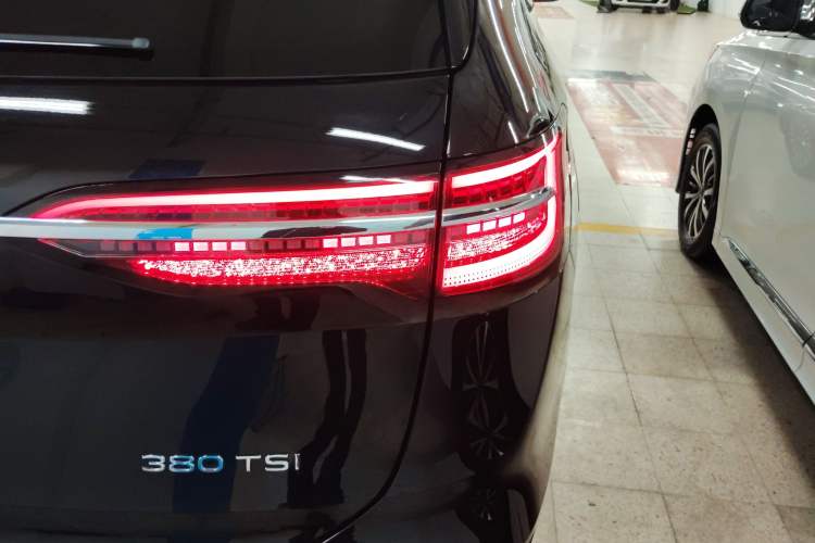 Used Volkswagen Viloran 2024 380TSI Premium Edition Right Rear Taillight