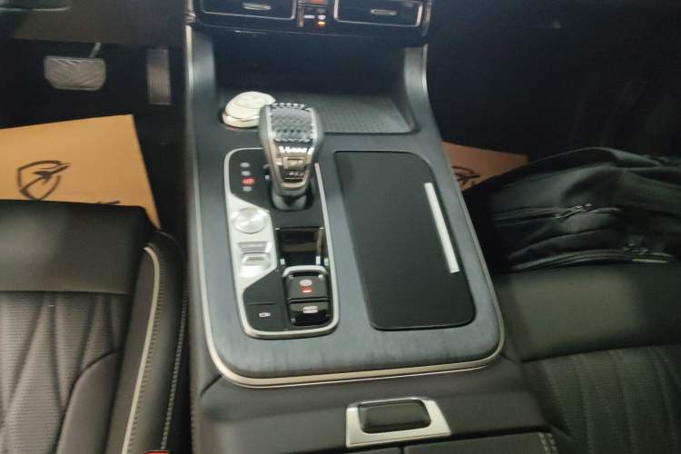 Used GAC Trumpchi GS8 2025 Linghang Series 2.0 TGDI Two-Wheel-Drive Luxury Edition 5 Seats Gear Lever