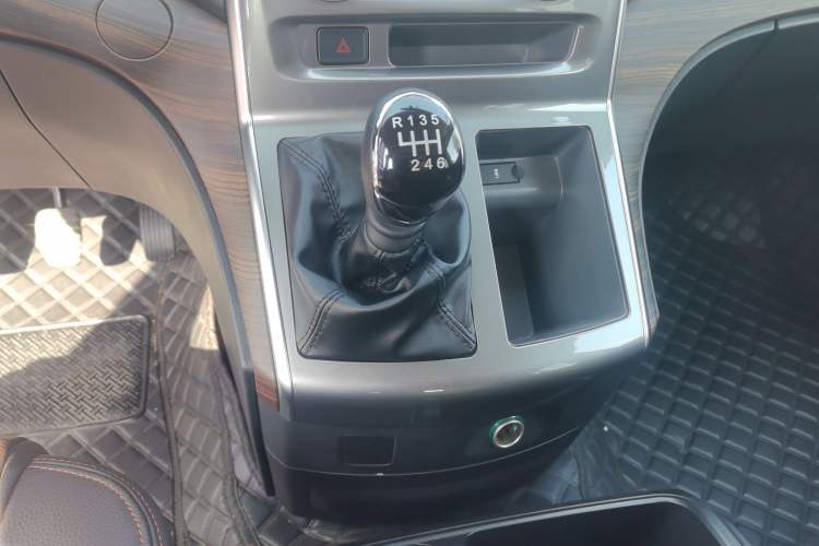 Used FORTHING Lingzhi PLUS 2021 Travel Edition 2.0L Manual Luxury 7-Seater
