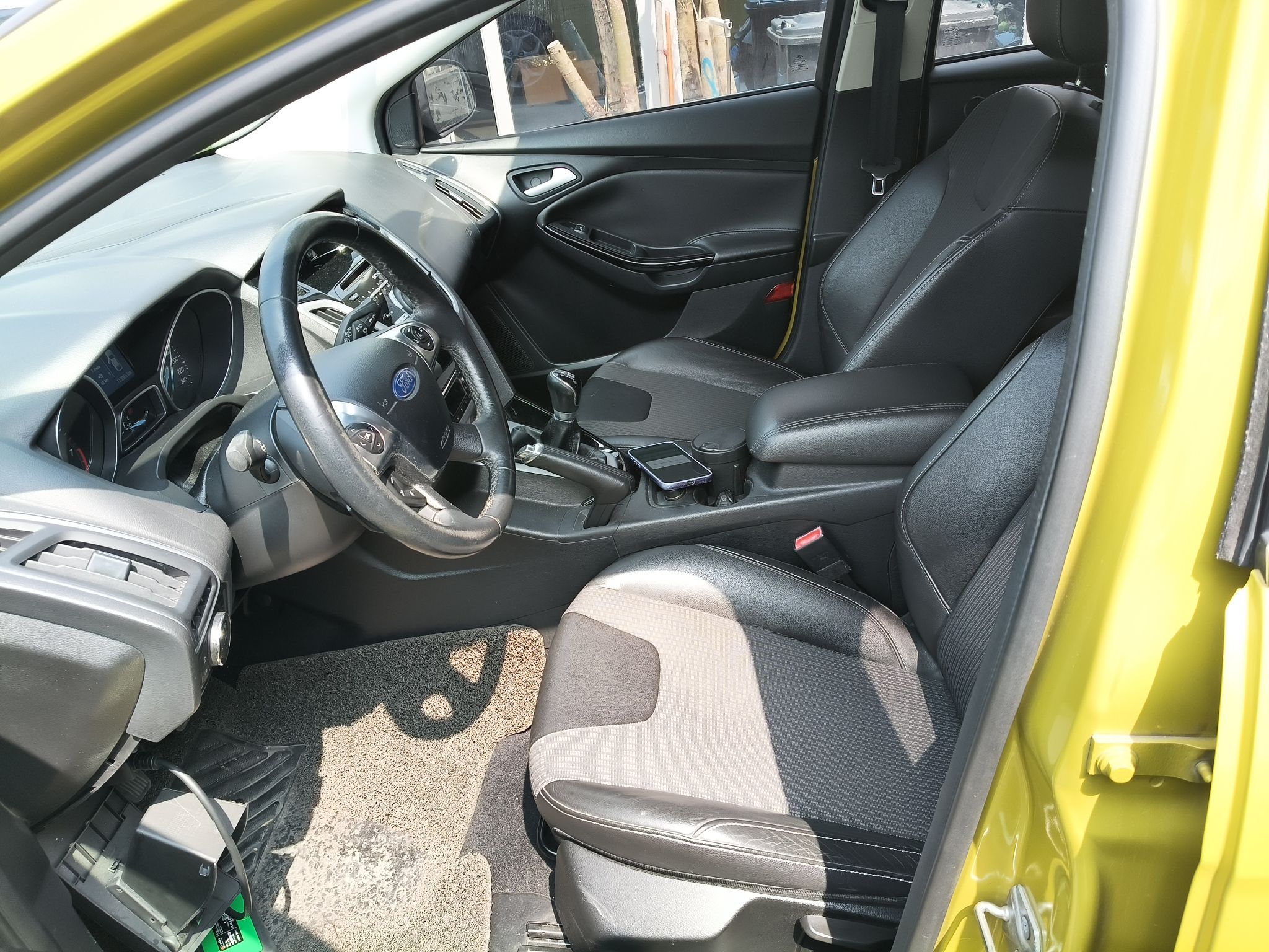 المقاعد الأمامية داخل السيارة