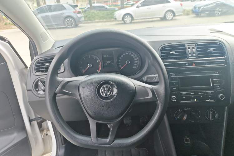 Used Volkswagen Polo 2016 1.4L Manual Fashion Model Steering Wheel