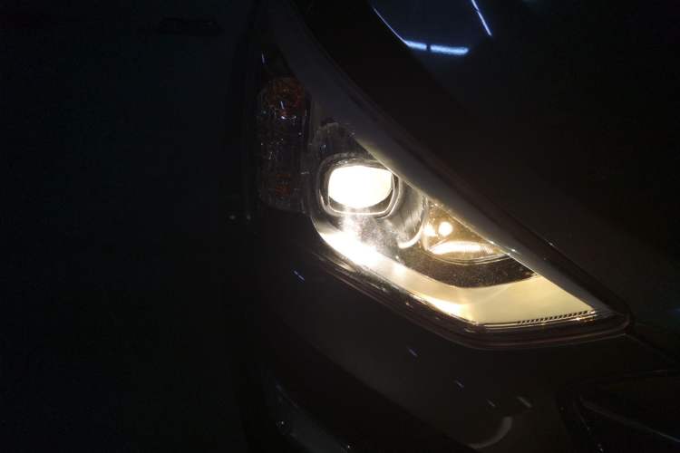 Used Hyundai Santa Fe 2013 2.4L Automatic 2WD Comfort Edition Right Front Headlight