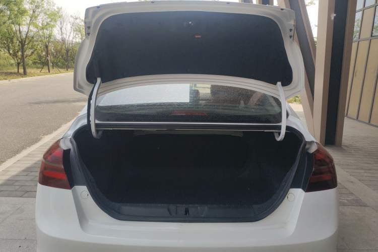 Used Geely Auto Emgrand 2019 Leading Edition 1.5L Manual Luxury Model China VI Standard Trunk