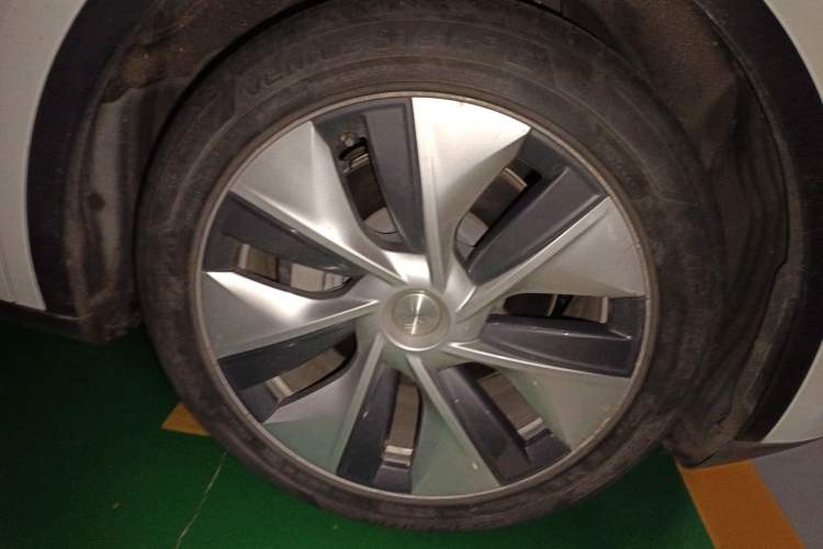 Used Tesla Model Y 2021 Standard Range Rear-Wheel Drive Version Right Front Wheel Hub