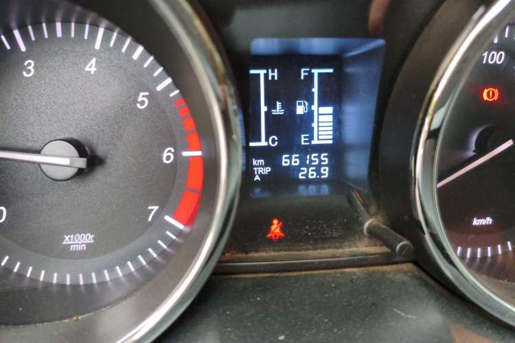 Used HYOSOW S3 2014 1.5L Comfort Version China IV Emission Standard Odometer Close Up