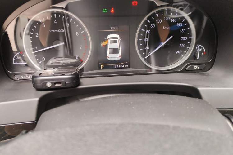 Used Geely Auto Emgrand GT 2015 1.8T Premium Model Odometer Close Up