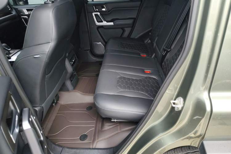 Used 212 T01 2024 2.0T Explorer Left Rear Seat