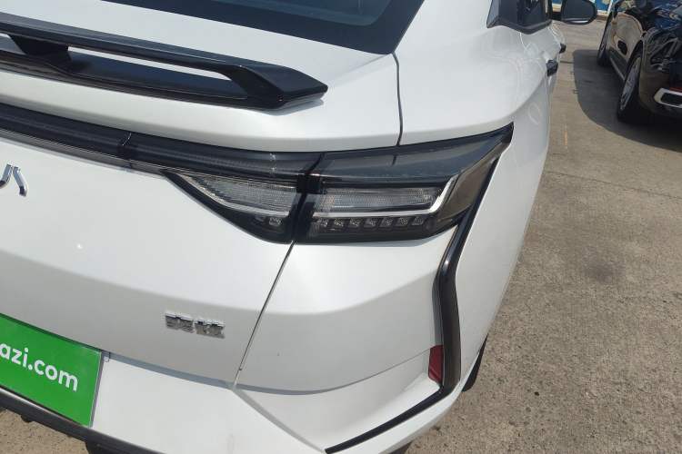 Used Dongfeng Aeolus Yixuan 2023 Mach Edition 1.5L Automatic Chasing Wind Version Right Rear Taillight