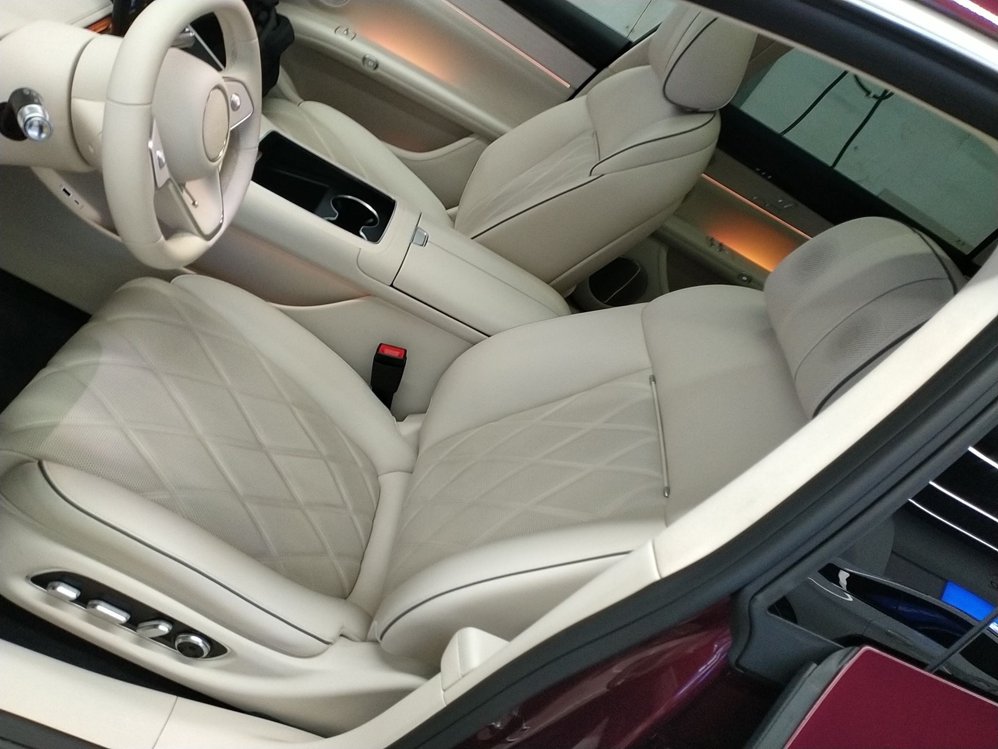 المقاعد الأمامية داخل السيارة