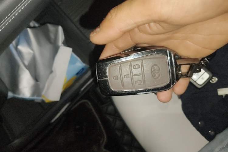 Used Toyota SIENNA 2026 Model 2.5L Dual-Engine Two-Wheel-Drive Comfort Edition Vehicle Key